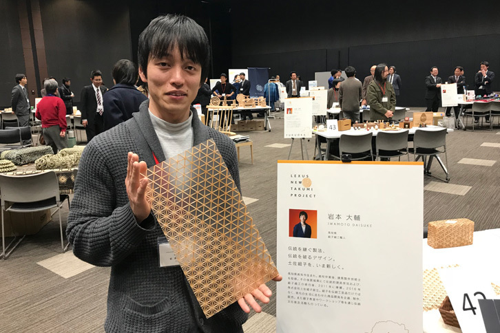 株式会社 土佐組子 代表取締役の岩本大輔さん。手に持っているパネルは世界初の新しい試みとのこと。