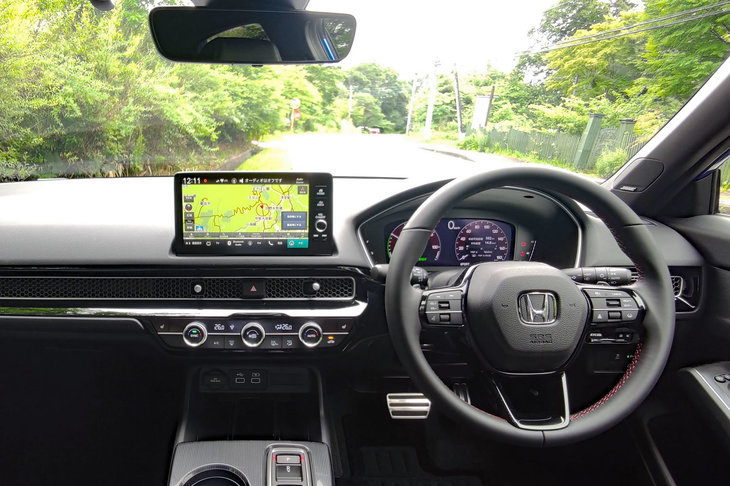 「シビックe：HEV」のインストゥルメントパネルまわり。外観と同様に水平基調のすっきりしたデザインになった。使われている素材の質感も、先代より大幅に向上している。