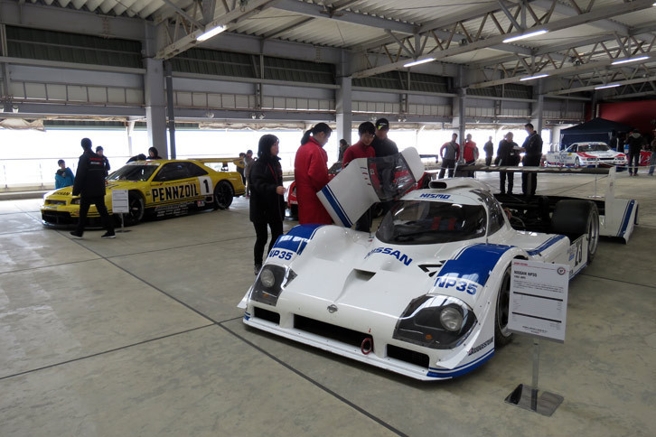 ピットビルでは、レーシングカーと一緒に家族で記念撮影ができるコーナーが設けられていた。車両は「NP35」（1992年）、「PENNZOIL NISMO GT-R」（1999年）、「XANAVI NISMO Z」（2007年）の3台。