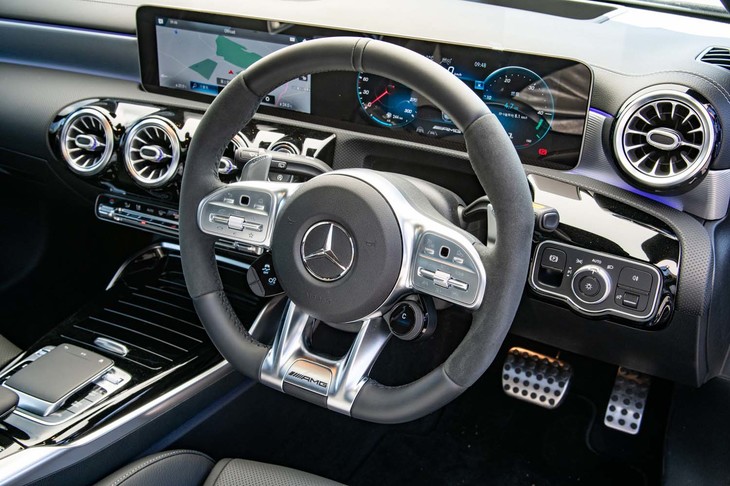 リムの上下にナッパレザーを、左右にスエード調素材のDINAMICAを巻いたステアリングホイールを採用。ホーンボタンの右下にはドライブモードセレクターが備わる。