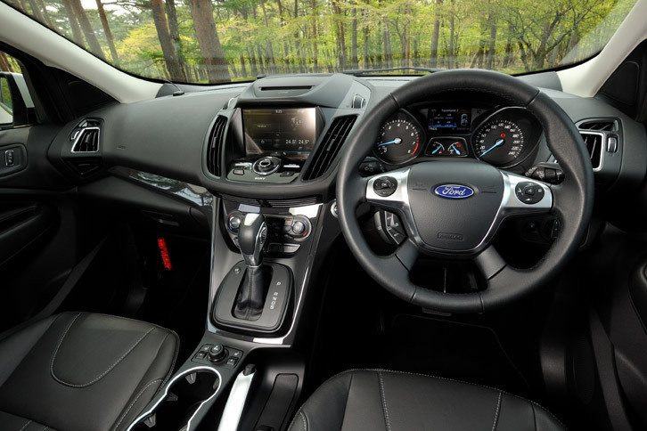 「フォード・クーガ」のインテリア。ステアリングホイールとシフトセレクターは全車本革巻きとなる。