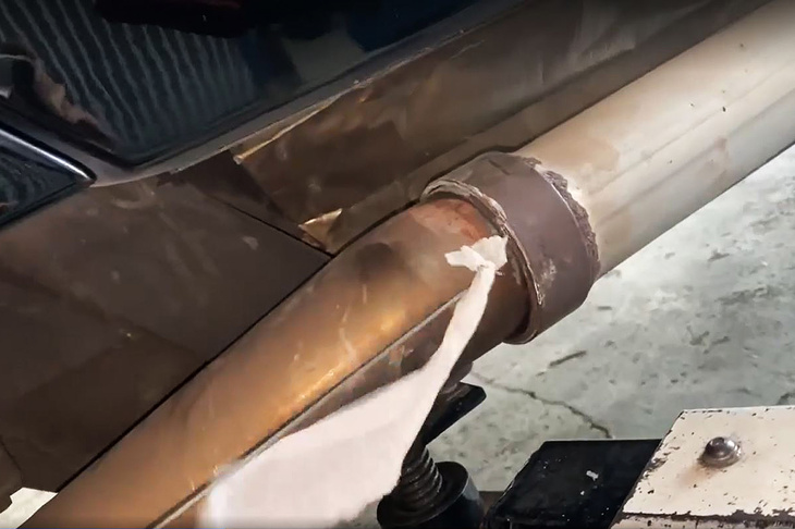 マフラーの接続部付近で、盛大にたなびく吹き流しの図。道理で最近、排気音が大きくなったように感じられたわけだ。