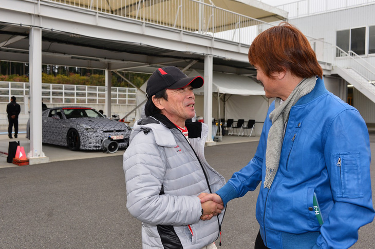 「GT-R」や「フェアレディZ」などの開発に携わってきた日産のテストドライバー・加藤博義氏と筆者。加藤氏は2003年に厚生労働省管轄の“現代の名工”に選出されている。（写真＝池之平昌信）