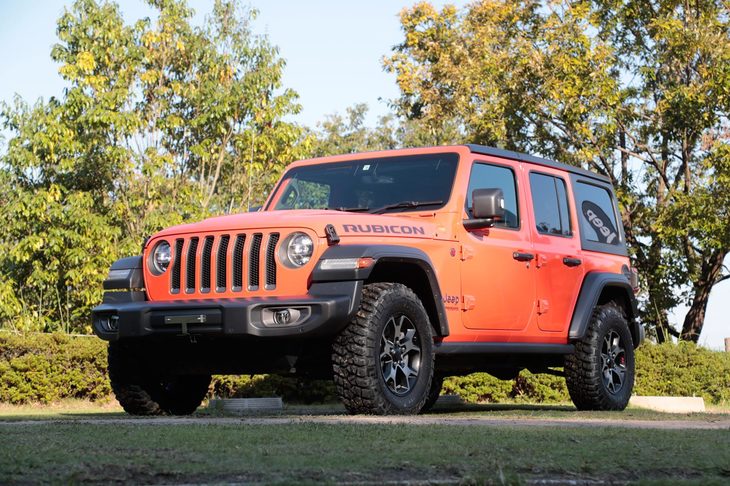 新型「ジープ・ラングラー」。写真は悪路走破性能を高めた4ドアの高性能モデル「アンリミテッド ルビコン」。