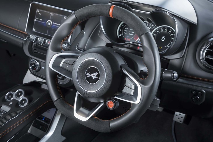 ステアリングホイールは左右がレザー巻き、上下がディナミカ巻きというデザイン。12時の位置にはオレンジのセンターマークが配される。