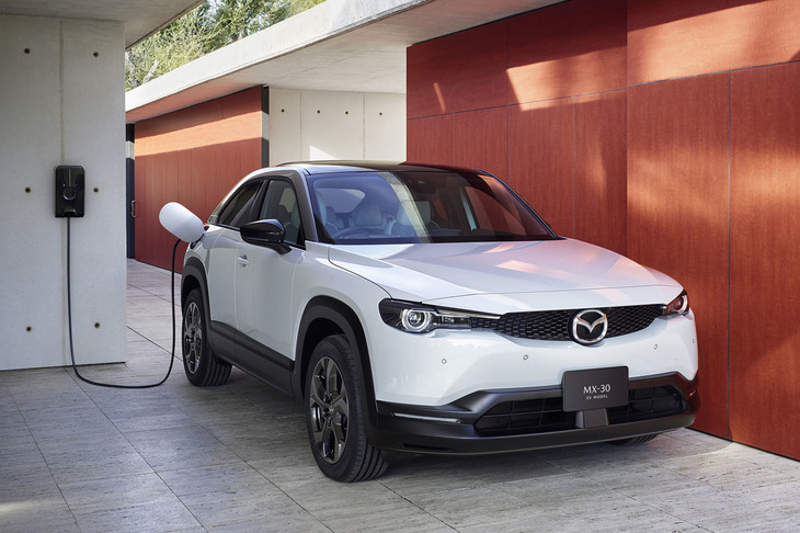 「マツダMX-30 EVモデル」。EVでもマツダらしい走りを目指したとされている。