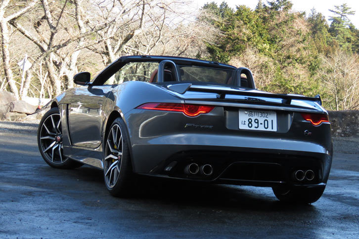 「FタイプSVR」の動力性能は、0-100km/h加速が3.7秒、最高速がクーペで322km/h、コンバーチブルで314km/hと公称されている。