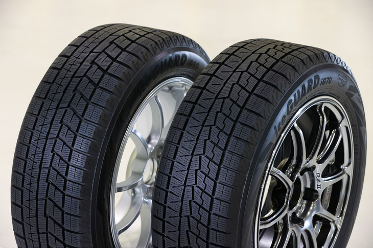 右が「アイスガード7」、左が「アイスガード6」。アイスガード7では新開発の「ダブルエッジマイクログルーブ」や接地面積の拡大などによって氷上性能をアップさせているという。