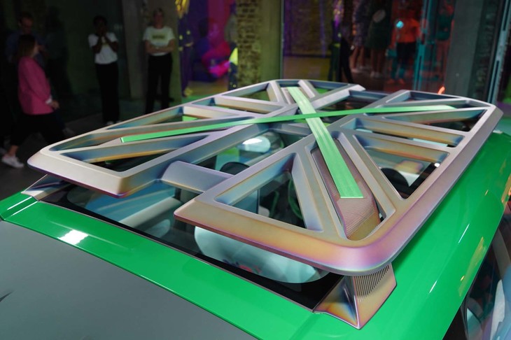 ルーフキャリアは英国国旗のユニオンジャックをモチーフとしている。