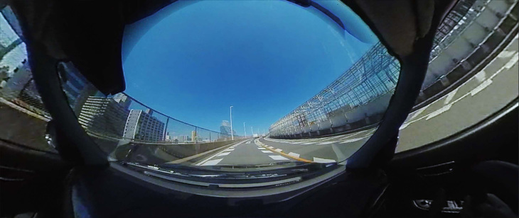 超広角レンズゆえに周辺は実際と異なる映像になるが、正面はごく自然な映像。