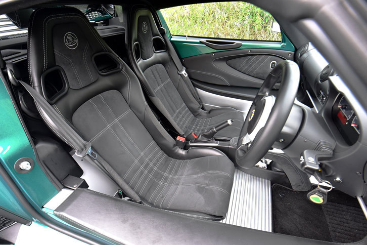 テスト車には有償オプションの「アルカンタラパック」が採用されていた。同パックでは、バックスキン調素材の使われたスポーツシートの色を、黒ないし赤から選択できる。