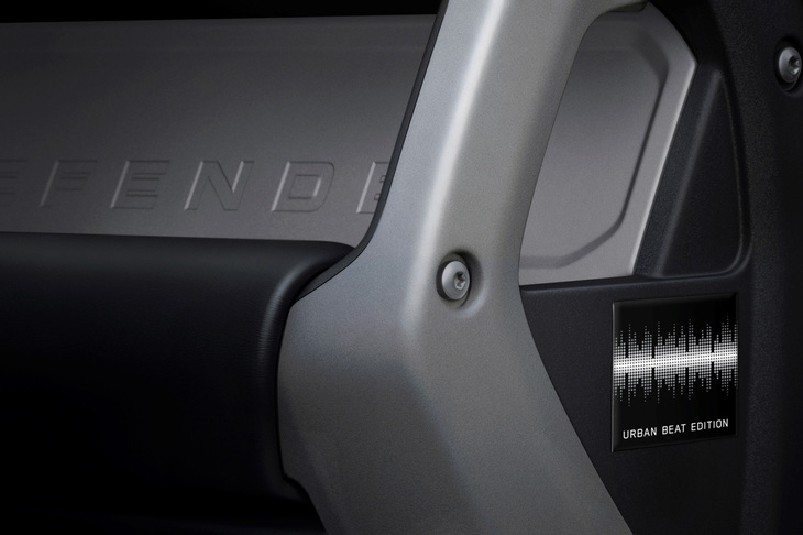 クロスカービームエンドキャップに備わる「URBAN BEAT EDITION」バッジ。