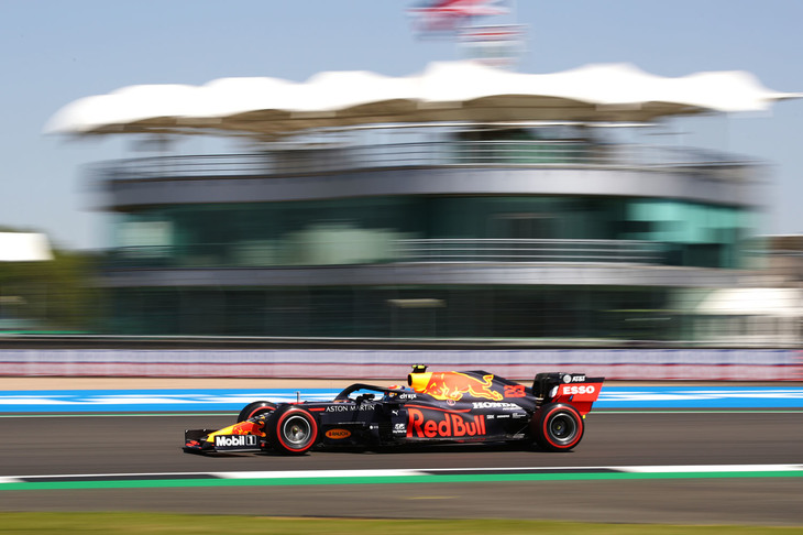 この週末、何かと注目を集めたのがレッドブルのアレクサンダー・アルボン（写真）。すでに表彰台を獲得しているエース格のフェルスタッペンと比較され戦績がいまひとつということで、担当エンジニアを変えて心機一転を図ったものの、フリー走行ではクラッシュや電気系の問題などで走り込めず、2戦連続Q2敗退の予選12位。オープニングラップでハースのケビン・マグヌッセンと接触したことで5秒加算のペナルティーを受け大きく後退したものの、その後はニュータイヤで猛追し、8位に入賞する力走を披露した。アルボンに必要なのは、余計なプレッシャーではなく、チームのサポート態勢と、乗りにくいマシンの問題解決なのかもしれない。（Photo=Getty Images / Red Bull Content Pool）