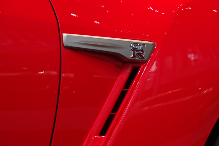 2017年型GT-R（フロントフェンダーのエンブレム）