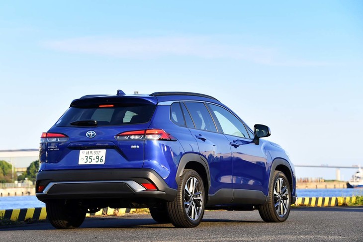 やや大柄なボディーの「カローラ クロス」。ホイールベースこそ他の「カローラ」シリーズと同値（2640mm）だが、全幅は唯一1800mmを超える。