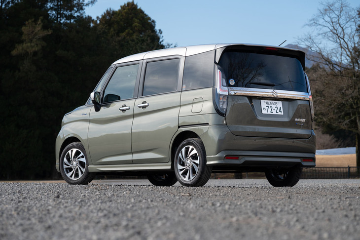 外装では、専用デザインのバッジやホイールの色に加え、バックドアサイドスポイラーの装備もHEVモデルの特徴。さらに標準車では、グリルやフォグランプガーニッシュ、バックドアガーニッシュがブラックとなり、「バンディット」ではアウタードアハンドルがメッキ仕様となる。