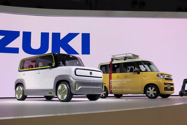 「スズキeWX」（写真向かって左）と「スペーシア コンセプト」（同右）。