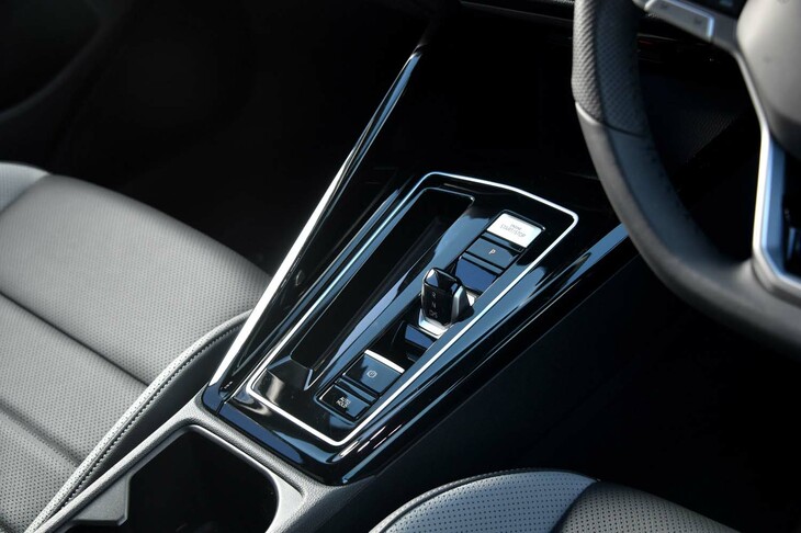 イグニッションボタンやシフトセレクター、パーキングブレーキのスイッチなどは、センターコンソールに配置。シフトセレクターで選べるのは「R」「N」「D／S」のシフトポジションのみで、手動変速時の操作はシフトパドルで行う。
