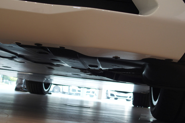 BMW iX（フラット形状にデザインされたボディーアンダーパネル）