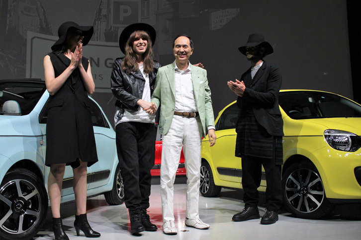 発表会のステージイベントを飾ったモデルらと談笑する、ルノー・ジャポンの大極 司社長（写真向かって右から2番目）。