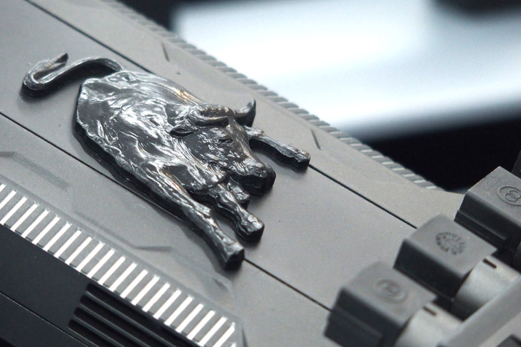 ウラカンSTOタイムチェイサー_111100（エンジンフードのエンブレム）