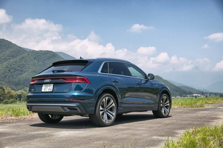 SUVでありながら、クーペライクなスタイリングが採用された「Q8」。ホイール周辺にはブリスターフェンダーが設けられ、パワフルさが強調されている。ボディーカラーは、全7色がラインナップされる。