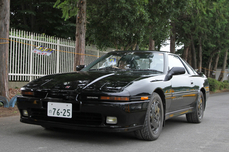 1988年「トヨタ・スープラ3.0GTターボA」。初代スープラ（A70）のグループA仕様のホモロゲーションモデルで、500台が限定販売された。エンジンは標準の240psから270psまでチューンされ、サスペンションも固められている。ボディーカラーは黒のみで、ホイールも黒仕上げだった。