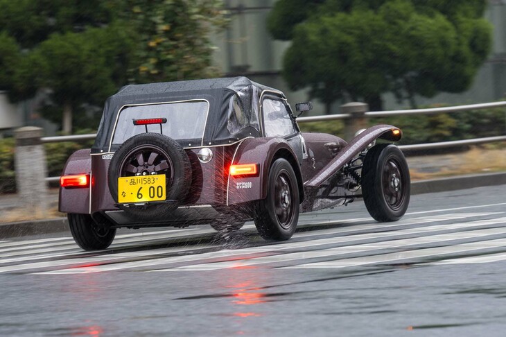 車重はカタログ記載の乾燥重量で440kg、車検証の記載値でも480kgと超軽量。前後重量配分は48：52で、リアのほうがやや重い。オプションでLSDも用意される。