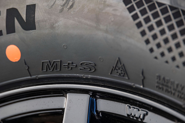 「エヌブルー4シーズン2」のサイドウォールには「M＋Sマーク」に加えて、欧州の標準化規格設定機関であるASTMが認証する「スノーフレークマーク」が刻まれている。ASTMの公式試験は厳しい寒冷地で行われるなど、タフなことでも知られる。