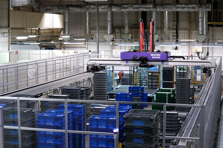 こちらは組み立て工程で使用する部品の保管スペース。「スパイダー」と呼ばれる自動部品管理・仕分け装置が、スケジュールや生産計画にしたがって、スムーズに搬送できるよう配置を計算し、部品を管理している。配膳エリアでは「スタッフが配膳しやすいよう、各棚の部品の配置を考える」ところまで自動化されているというから驚く。