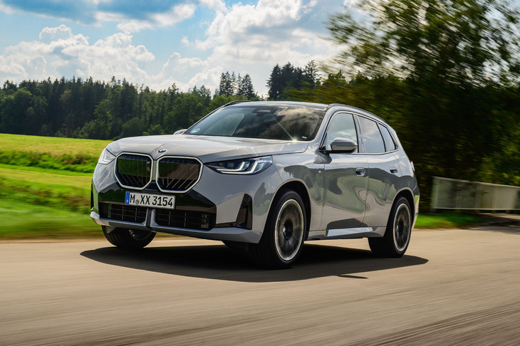 「X3 20 xDrive」はマイルドハイブリッドの2リッター4気筒ターボエンジンを搭載。最高速は215km/h、0-100km/h加速のタイムは7.8秒とされている。