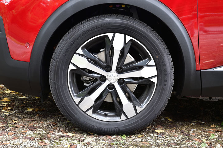 悪路走破性が高められた「GT BlueHDi」は、M＋S（マッド＆スノー）タイヤを履く。