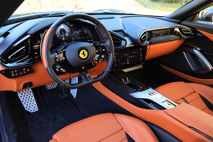 ダッシュボードはドライバー側とパッセンジャー側を左右対称にしたコクーンスタイル。キャビンは広々としており、交差点での合流などを別にすれば左ハンドルでも運転しづらさはない。