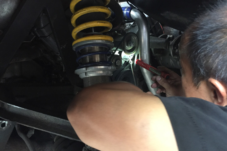 「ここかな……？」、と尾上メカが診察中。