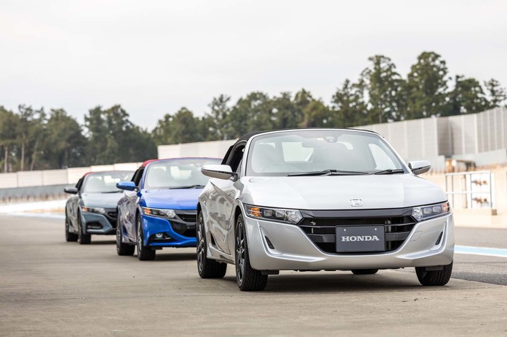 今回は、素の「S660 α」と純正オプションのエアロパーツやサスペンションなどを組み込んだS660 αと乗り比べる形で、「S660モデューロX バージョンZ」の走りをチェックした。