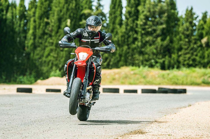 スーパーモトモードではABSが解除され、ドリフト走行やフロントのリフトアップが容易にできるようになる。