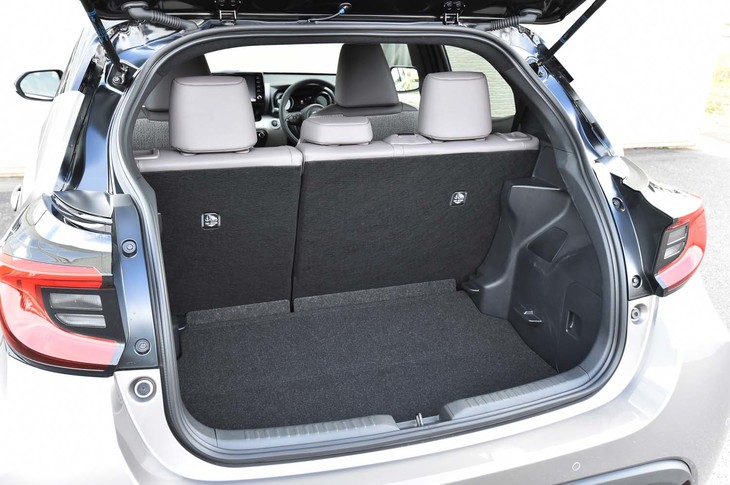 5人乗車時のラゲッジスペース。フロアは2段式で（写真は下げた状態）、積載する荷物に合わせて高さを調節できる。