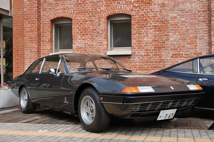 前出の「365GTC/4」の後継モデルとなる1975年「フェラーリ365GT4」。エッジのきいた2ドアセダン風ボディーが印象的だが、76年に登場したマイナーチェンジ版の「400GT」にはフェラーリ初となるAT仕様も用意された。