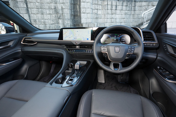 内装の基本的なつくりは「クロスオーバー」と変わらない。この試乗車の内装色は黒だったが、レッド（PHEV専用色）かサンドブラウンを選ぶと運転席と助手席がアシンメトリーなコーディネートになる。