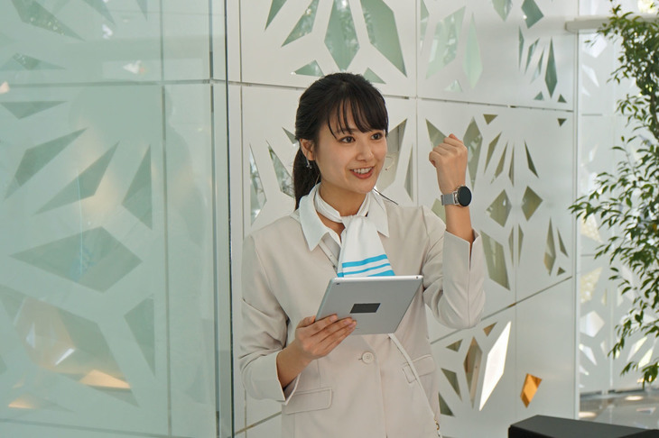 説明員の左腕に巻かれたスマートウオッチを介して「いいね」の評価をすることで、「EQハウス」のシステムがユーザーの好みを学習する。