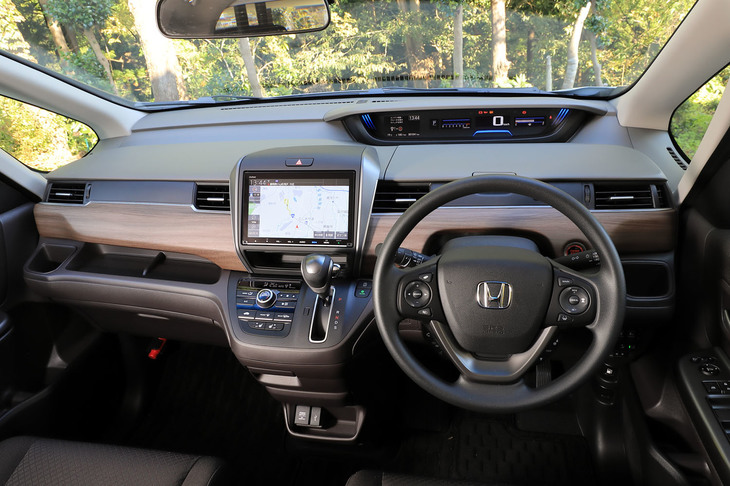 インテリアは広々とした視界が特徴。マイナーチェンジモデルでは、ダッシュボードの装飾パネルが、白木目調からブラウンもしくはブラックのウオールナット調に変更されている。