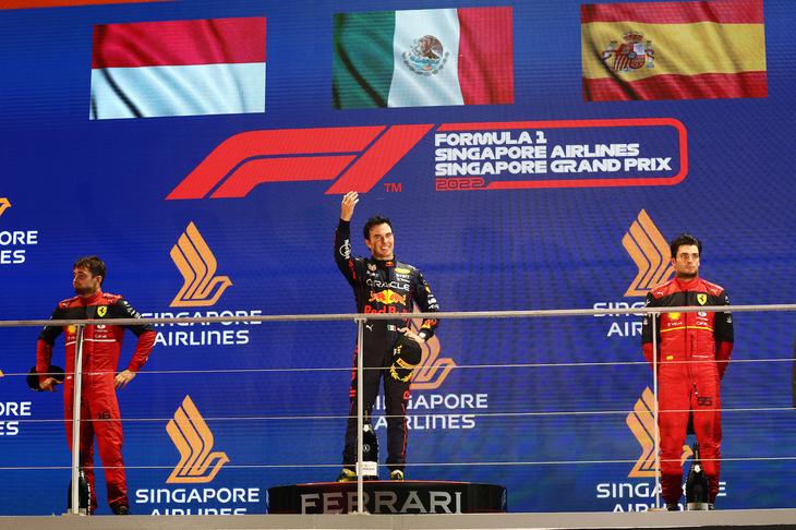 F1第17戦シンガポールGPを制したレッドブルのセルジオ・ペレス（写真中央）、2位に入ったフェラーリのシャルル・ルクレール（同左）、3位でレースを終えたフェラーリのカルロス・サインツJr.（同右）。（Photo=Getty Images / Red Bull Content Pool）