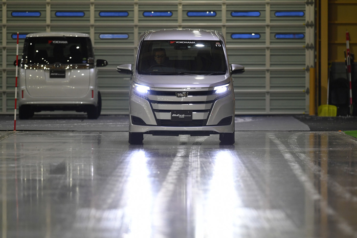 試走会では屋内氷盤試験場を使った氷上ブレーキ性能の比較も行われた。