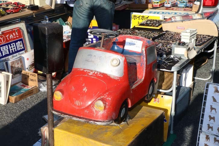 スワップミートで発見した子供向けの遊具。現役時は、どこかの店舗前で子供たちを楽しませていたのだろう。店主は、「スバル360」の商用バン仕様のカスタムをモチーフにしていることをウリにしていた。