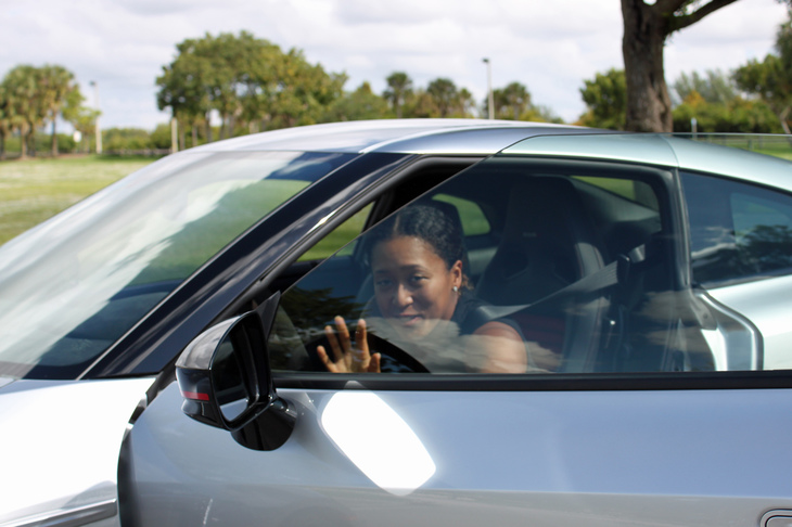 贈呈された「日産GT-R NISMO」は左ハンドル仕様。