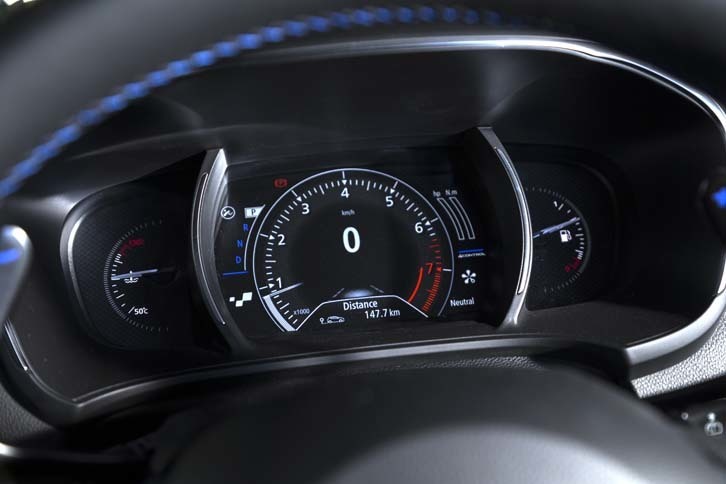 メーターパネルは液晶表示タイプを採用する。センターのエンジン回転計の部分は、走行モードに応じてカラーリングが変化する。