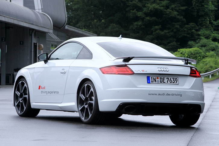 アウディの量産モデルとしては初めてOLED（有機発光ダイオード）のテールランプが採用された。