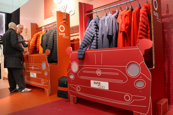 その館内。ユニセックス、レディス、キッズに分けて紹介されていた。参考までに、段ボールを活用した什器（じゅうき）は、環境保護意識が高まるなかでのトレンドである。