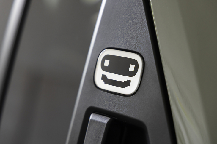 リアのドアハンドルにはフロントマスクをかたどったバッジが貼られる。こちらのほうがだいぶかわいらしい仕上がりだ。