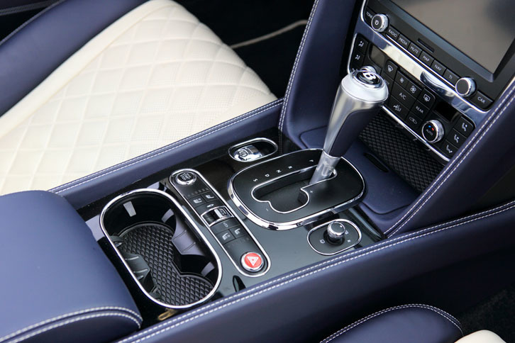 トランスミッションは8段AT。上部にローレット加工が施された「スポーツギアレバー」（写真右側）は、セットオプション「Mullinerドライビングスペック」の一部として用意される。